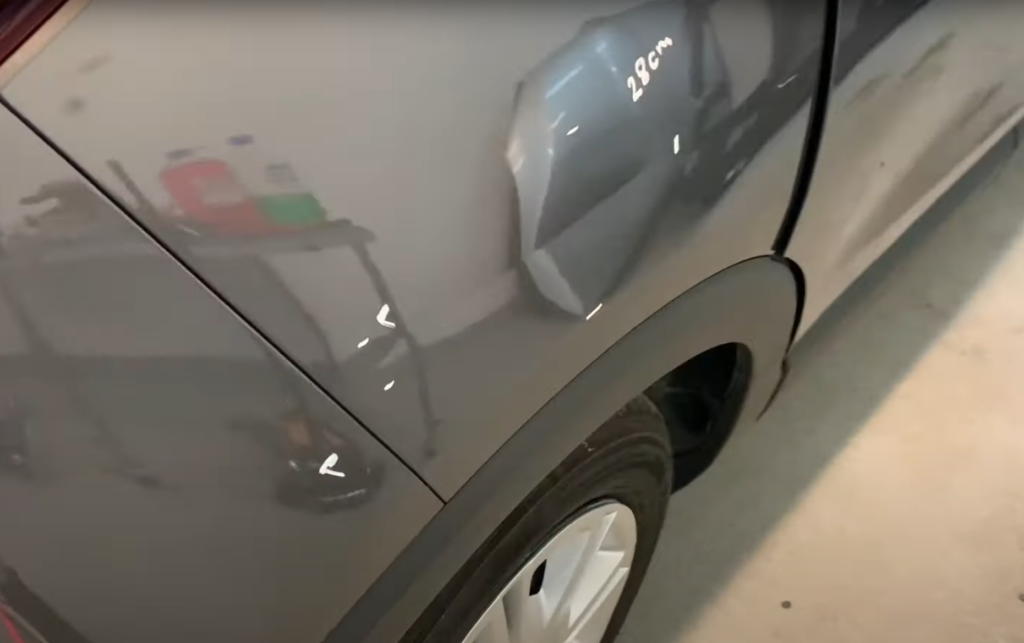 Comment réparer soi-même une bosse sur sa voiture ?